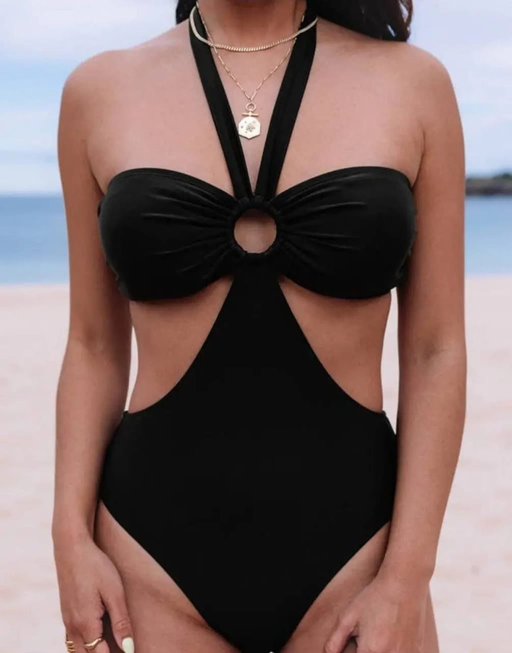 One-piece swimsuit front view - Epicplacess