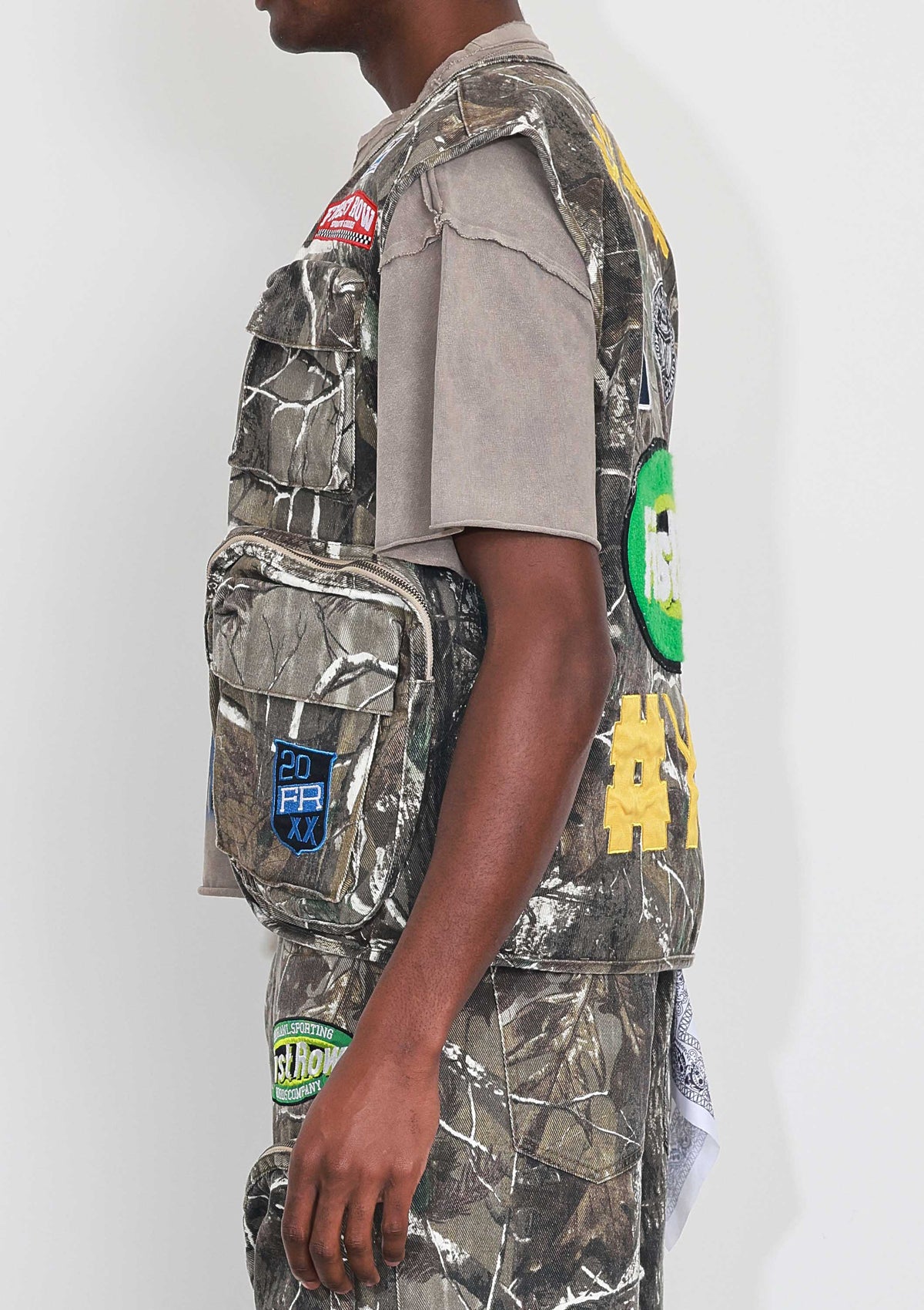 Men's camo cotton utility cargo vest with multi patches and zip front