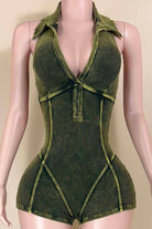 Deep V collar detail