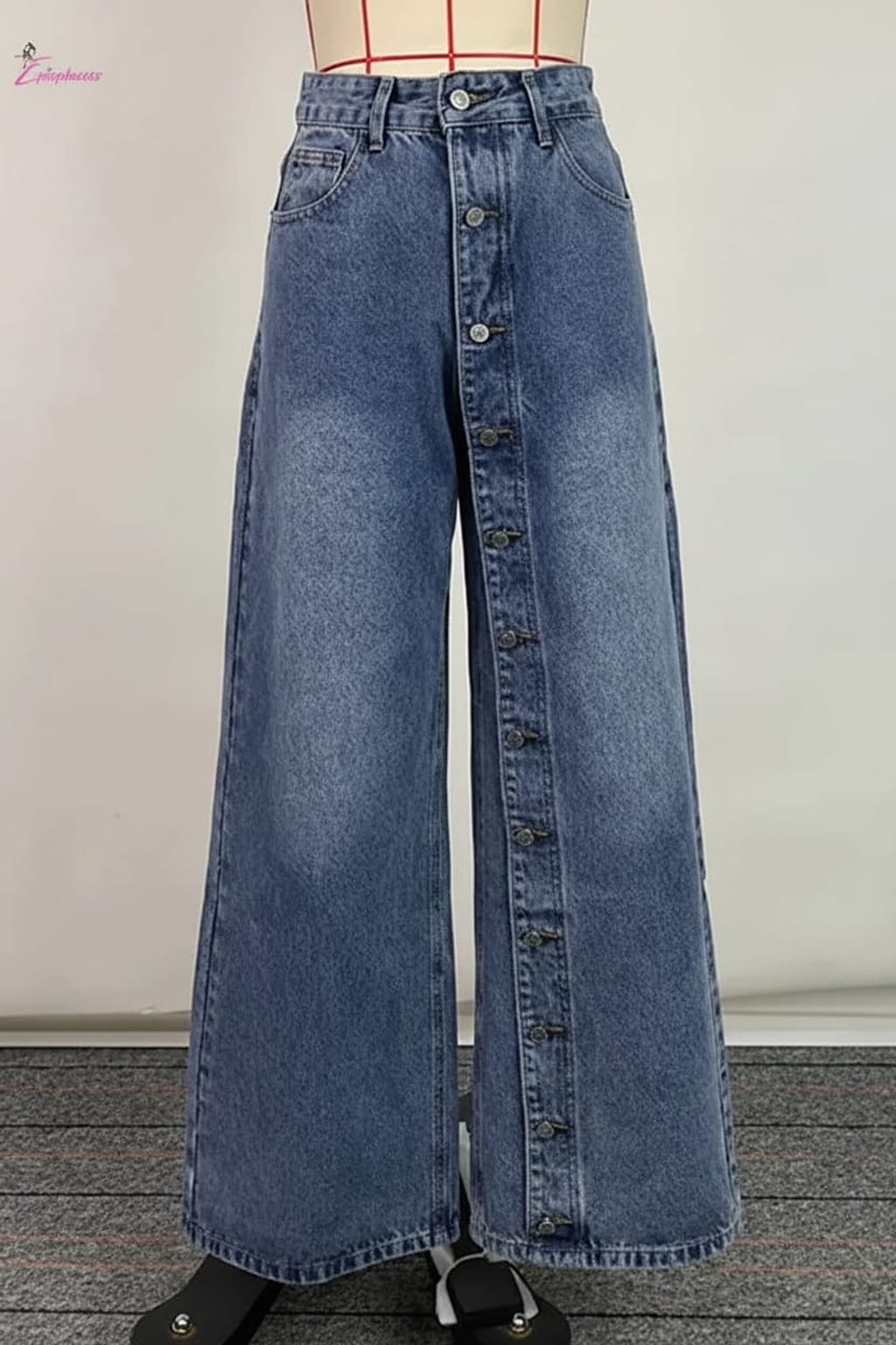 Button-front jeans detail - Epicplacess