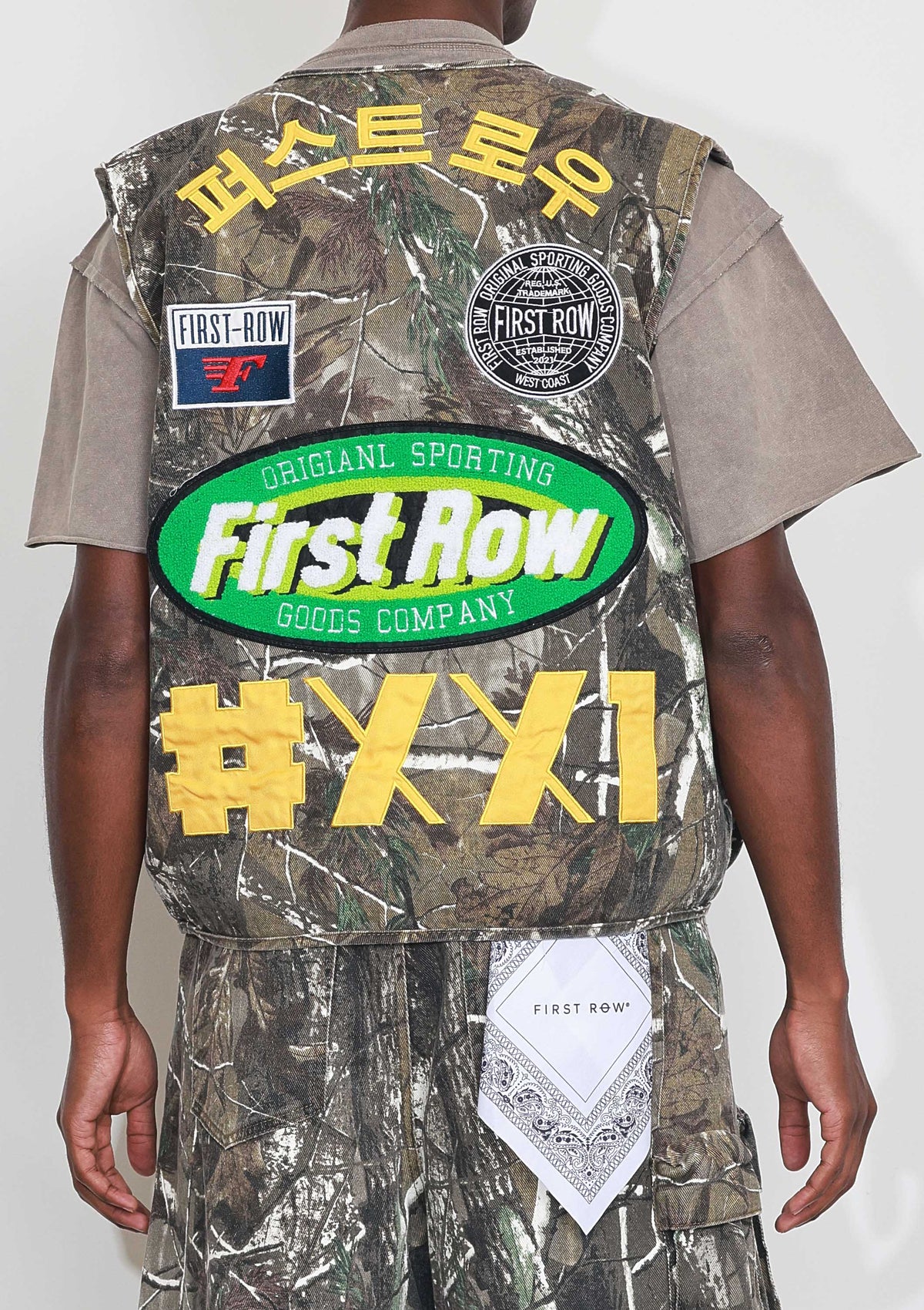 Men's camo cotton utility cargo vest with multi patches and zip front