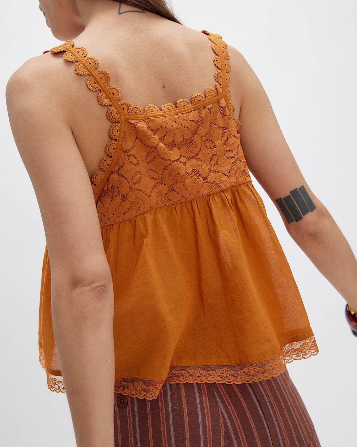 Women's white lace v-neck sleeveless crop top with tie front and ruffles - photo 3